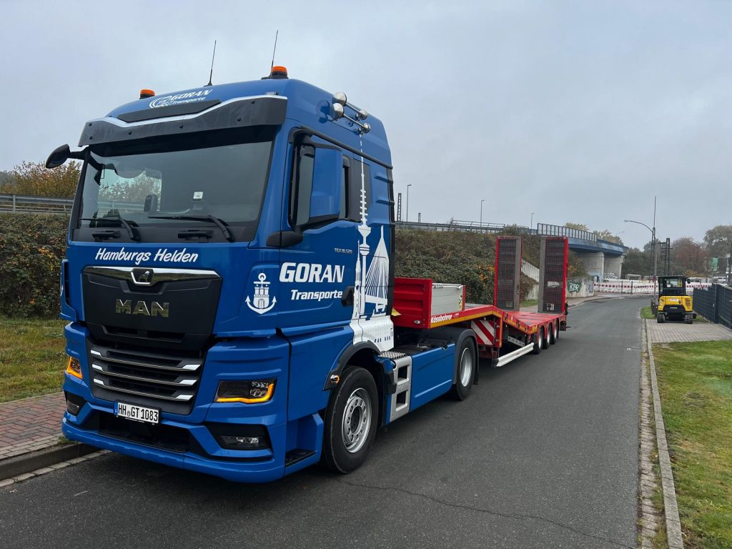 Tieflader für Transport in Hamburg