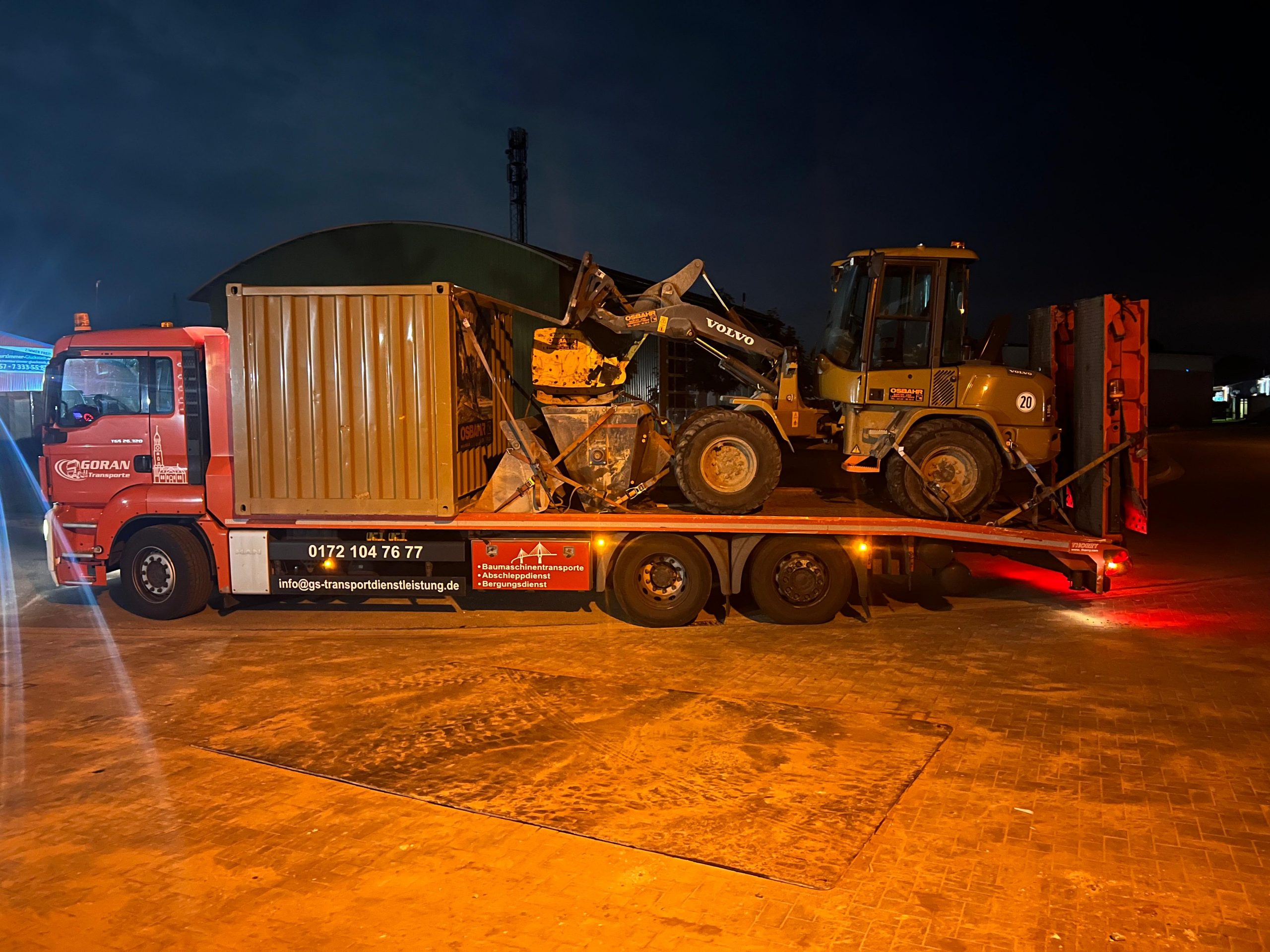 Transport vom Baustellencontainer und Bagger mit dem 3-Achser Transport vom Baustellencontainer und Bagger mit dem 3-Achser