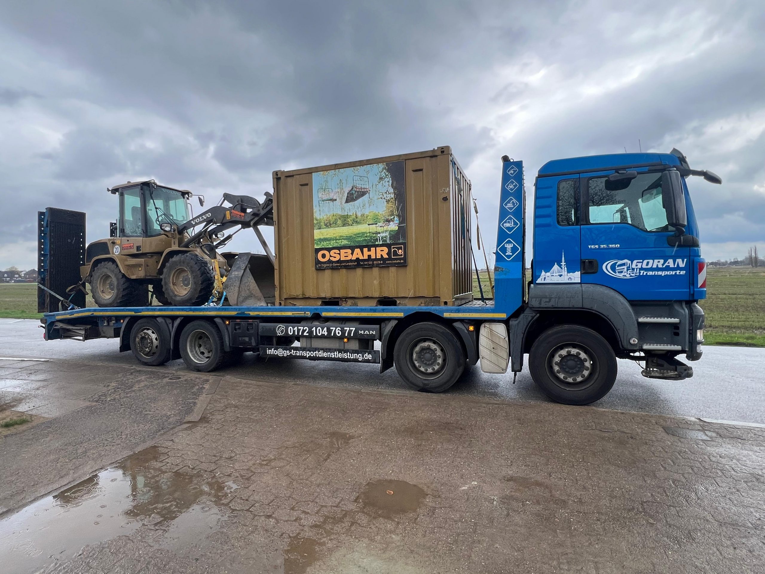 Transport vom Baustellencontainer und Bagger mit dem 4-Achser Transport vom Baustellencontainer und Bagger mit dem 4-Achser