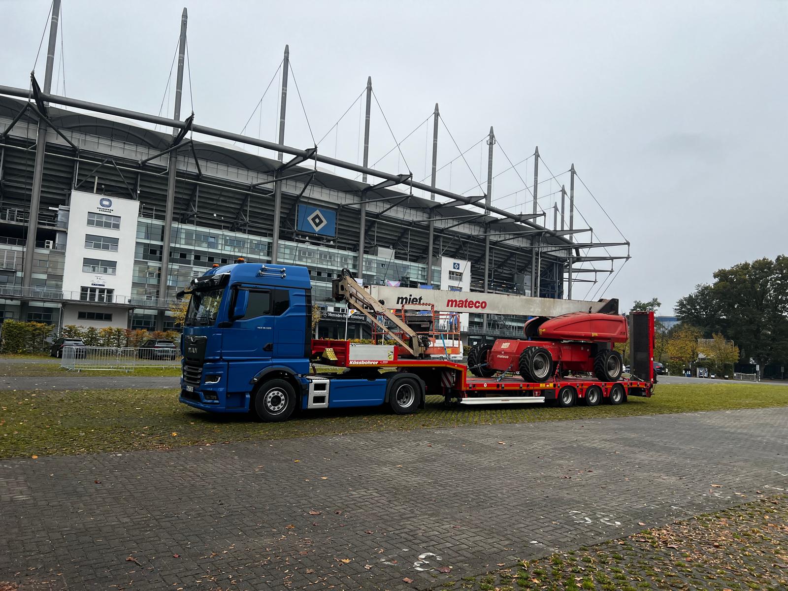 Beladener Tieflader HSV Stadion Beladener Tieflader HSV Stadion