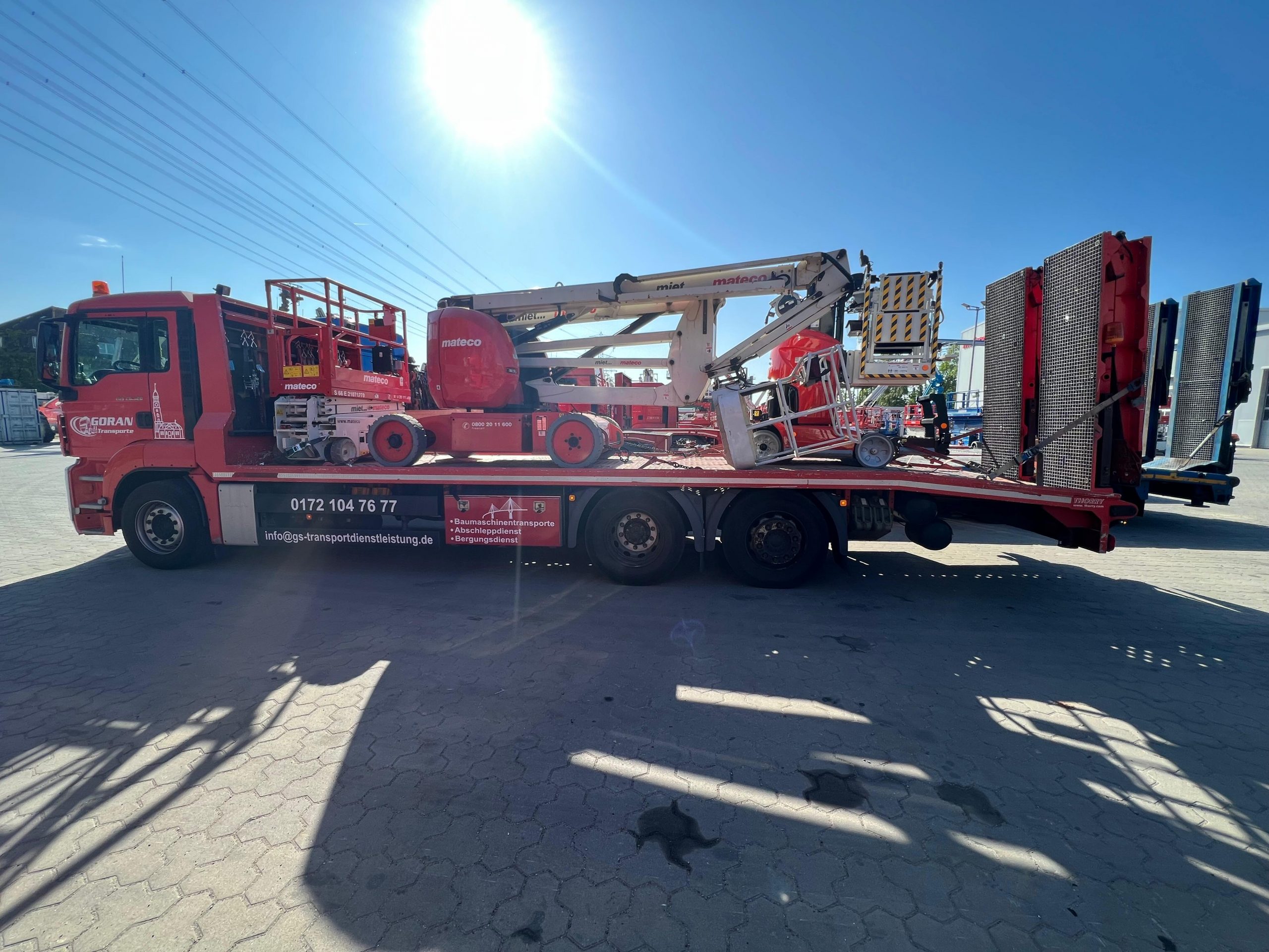 Beladener 3-Achser mit Baumaschinen, Arbeitsbühnen Beladener 3-Achser mit Baumaschinen, Arbeitsbühnen